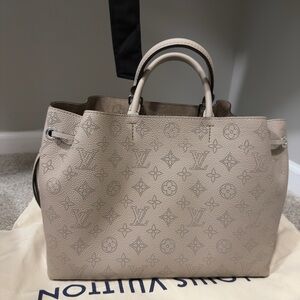 Louis Vuitton Tan Tote with Iconic Monogram and Elegant Design